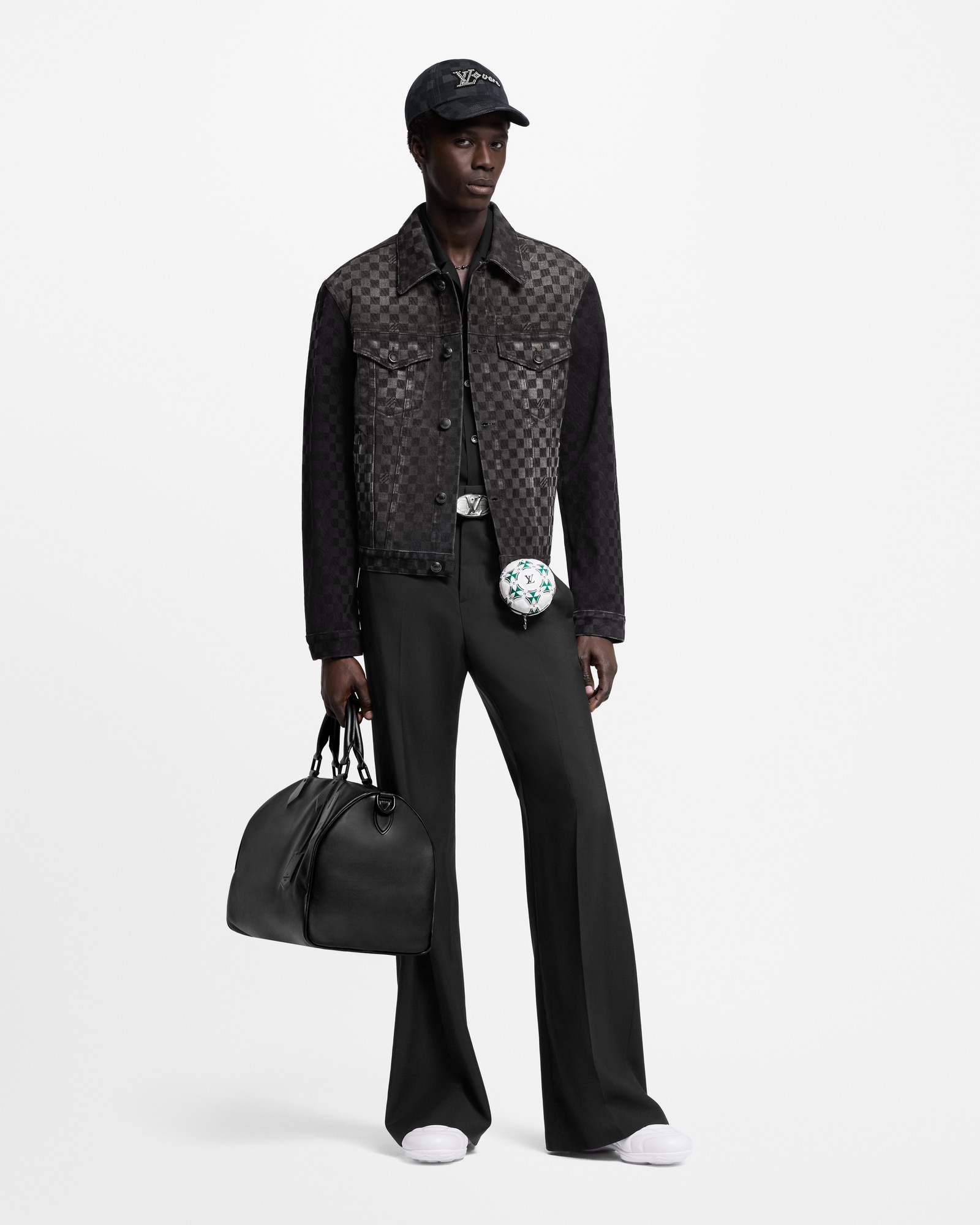 バッグチャーム・LV フットボール ポーチ S00|ルイ・ヴィトン 公式 バッグチャーム・LV フットボール ポーチ S00|ルイ・ヴィトン 公式